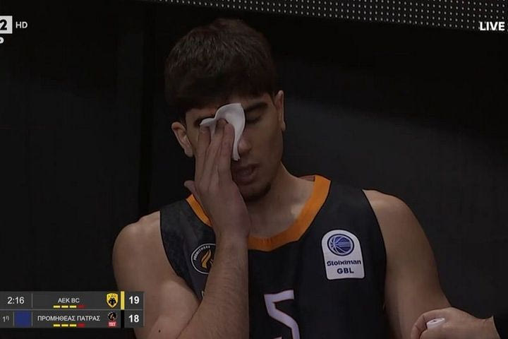 Ο Πλώτας μάτωσε στο φρύδι του και πήγε στον πάγκο