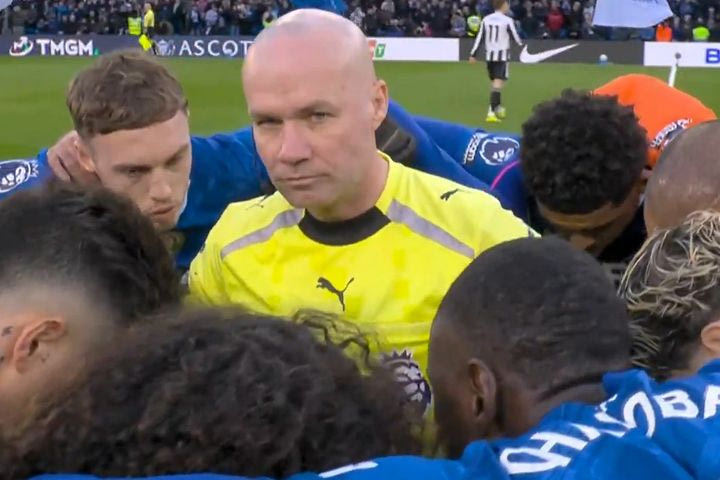 Τσέλσι: Τρελό σκηνικό πριν το ματς με την Νιούκαστλ, οι μπλε έδωσαν όρκο νίκης έχοντας στη μέση τον διαιτητή