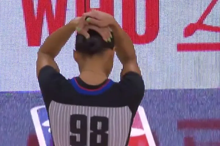 Διαιτήτρια του Χοκς - Νετς συγκρούστηκε με κάμεραμαν και χτύπησε στο κεφάλι