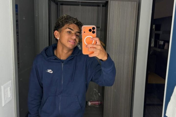 Σαν δυο σταγόνες νερό: Ο 15χρονος που έγινε viral λόγω της απίστευτης ομοιότητάς του με τον Λαμίν Γιαμάλ