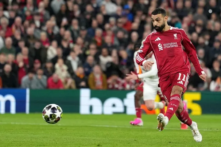 Τραγική εκτέλεση πέναλτι από τον Σαλάχ στο κέντρο της εστίας, ο Τσακίρ απέκρουσε με τα πόδια