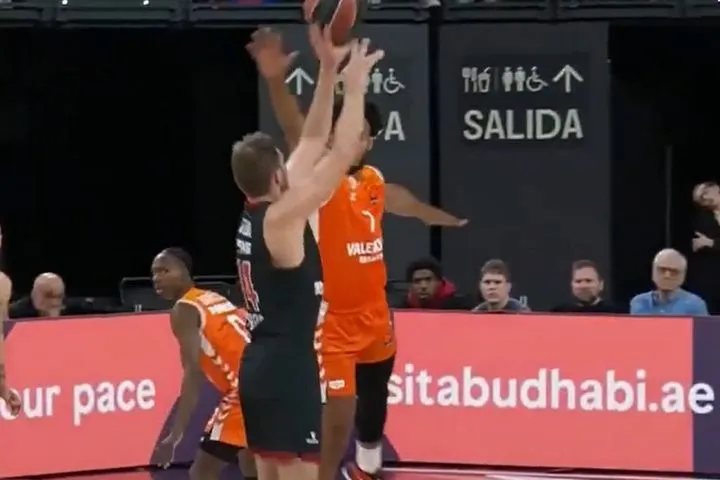 Βαλένθια – Ολυμπιακός: Επιφώνημα θαυμασμού από τη Roig Arena για την τριποντάρα του Βεζένκοβ
