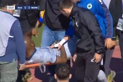 Το μεγαλείο του αθλητισμού - Ο Σεμπά αποχώρησε με φορείο και ασθενοφόρο και ο Στρούγγης έτρεξε να του συμπαρασταθεί