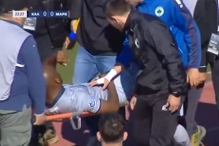 Καλαμάτα – Μαρκό: Ο Σεμπά αποχώρησε με φορείο και ασθενοφόρο και ο Στρούγγης έτρεξε να του συμπαρασταθεί