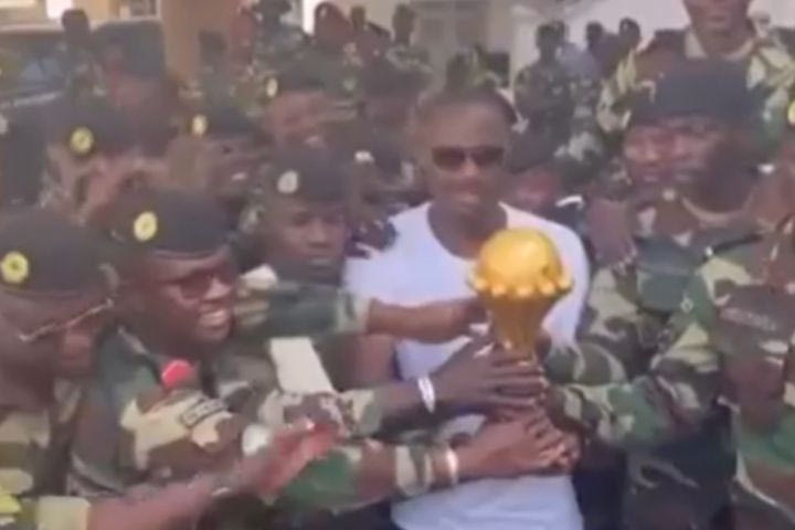 Σενεγάλη: Ο Παπέ Τιαό πήγε το τρόπαιο του Κυπέλλου Εθνών Αφρικής σε στρατιωτική βάση