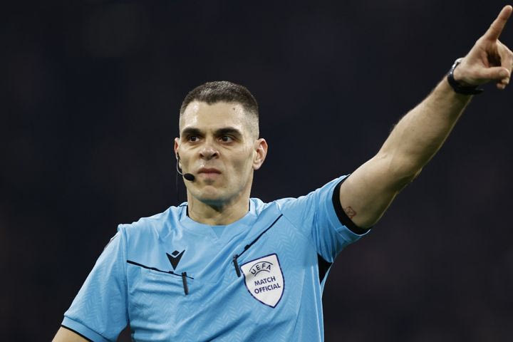 Ο Σιμόνε Σότσα σφυρίζει τον αγώνα  της ΑΕΚ κόντρα στην Τσέλιε στην Allwyn Arena