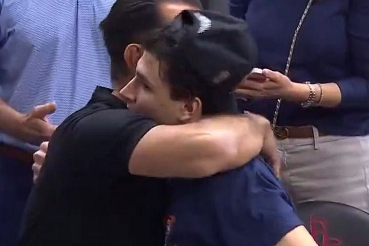 Πέτζα Στογιάκοβιτς: Η αγκαλιά με τον γιο του μετά την πρόκριση του Ιλινόι στο Final Four του NCAA