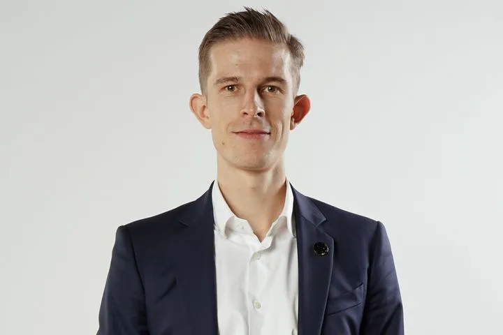 Η Παρί πετούσε φωτιές από το τρίποντο και ο 28χρονος Τόμας πανηγύρισε στο προπονητικό του ντεμπούτο στην EuroLeague με 100άρα κόντρα στη Βίρτους