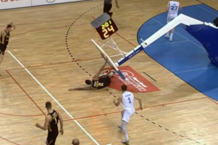 Απίστευτο σκηνικό στην Κροατία: Πρώην παίκτης της Καρδίτσας κάρφωσε και καταπλακώθηκε από την μπασκέτα