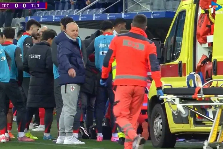 Σοκ στην Τουρκία: Ο προπονητής της Κ21 τραυματίστηκε σοβαρά στο κεφάλι κατά τη διάρκεια του αγώνα με την Κροατία