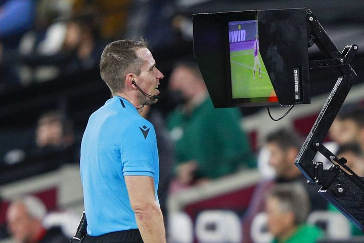 Η UEFA θέλει να μειώσει την παρέμβαση του VAR – Κάλεσε σε συνάντηση το Big-5 της Ευρώπης