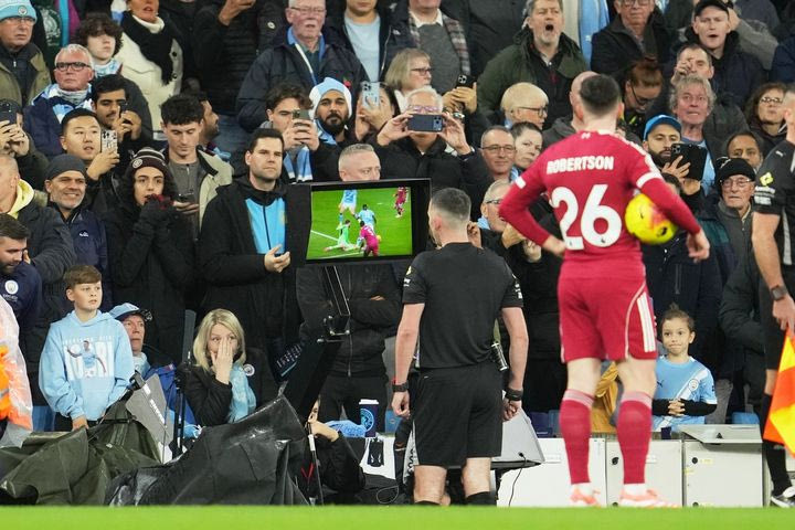Premier League: Το VAR δεν αρέσει στους Άγγλους οπαδούς – Το 75% είναι αντίθετο στη χρησιμοποίησή του