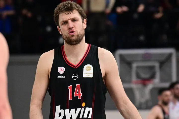 Ο Βεζένκοβ επέστρεψε κι ο Ολυμπιακός έκανε το 20/20 σε επεισοδιακό ματς με τον μαχητικό Πανιώνιο