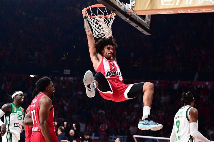 Ο Γουόρντ έκλεψε, κάρφωσε και ξεσήκωσε το ΣΕΦ