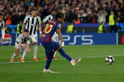 Ο Τρίπιερ γκρέμισε τον Ραφίνια και ο Γιαμάλ από το σημείο του πέναλτι έγραψε το 3-2 για την Μπαρτσελόνα