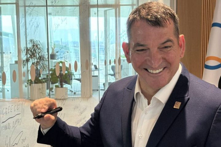 O Πύρρος Δήμας υπέγραψε στον Τοίχο των Ολυμπιονικών στη Λωζάνη