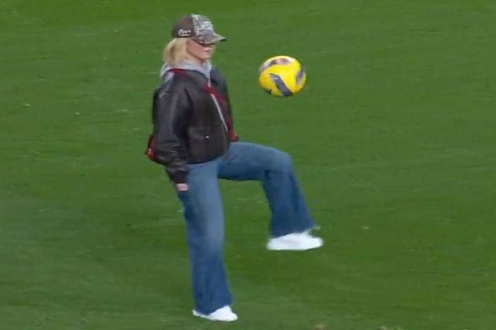 Σπόρτινγκ: Η Σίντνεϊ Σουίνι επισκέφθηκε το “Αλβαλάντε”, έκανε ντρίμπλες και πανηγύρισε αλά Μπρούνο Φερνάντες