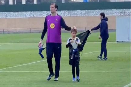 Ο γιος του Σέζνι σε μονομαχία πέναλτι με τον πατέρα του στην προπόνηση της Μπαρτσελόνα, υπό το βλέμμα του Φλικ