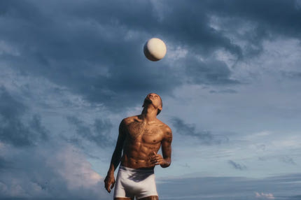 Ο Ραφίνια πόζαρε μόνο με τα εσώρουχά του ως το νέο πρόσωπο καμπάνιας γνωστής εταιρίας ρούχων