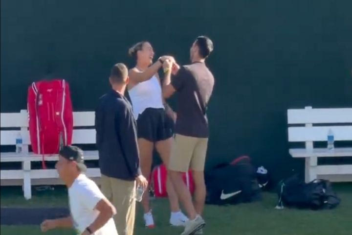 Η επική αντίδραση του Νόβακ Τζόκοβιτς στο μονόπετρο της Αρίνα Σαμπαλένκα και η αγκαλιά με τον Έλληνα σύντροφό της