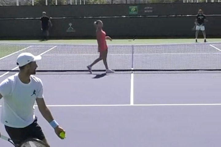 Indian Wells: Η Σαμπαλένκα διέκοψε την προπόνηση του Τζόκοβιτς… κάνοντας πασαρέλα και προκάλεσε γέλια στο κορτ