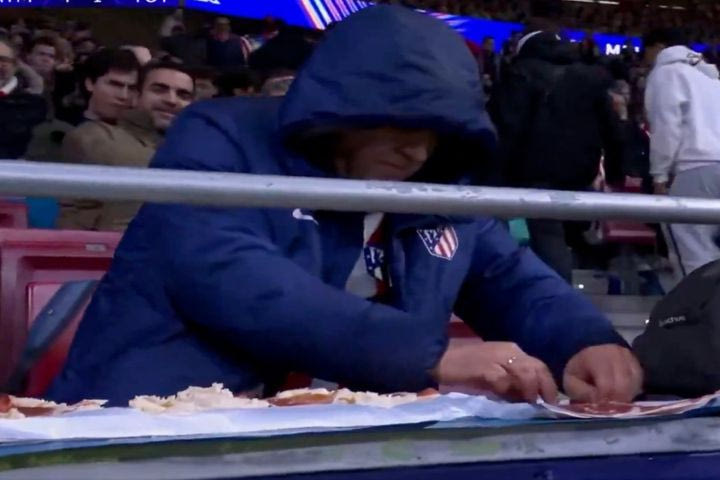 Ατλέτικο – Τότεναμ: Οπαδός έφτιαχνε σάντουιτς με χαμόν στην εξέδρα και έγινε viral