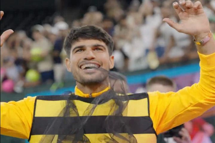Indian Wells: Ο Αλκαράθ ντύθηκε… μέλισσα μετά τη νίκη του και έγινε viral
