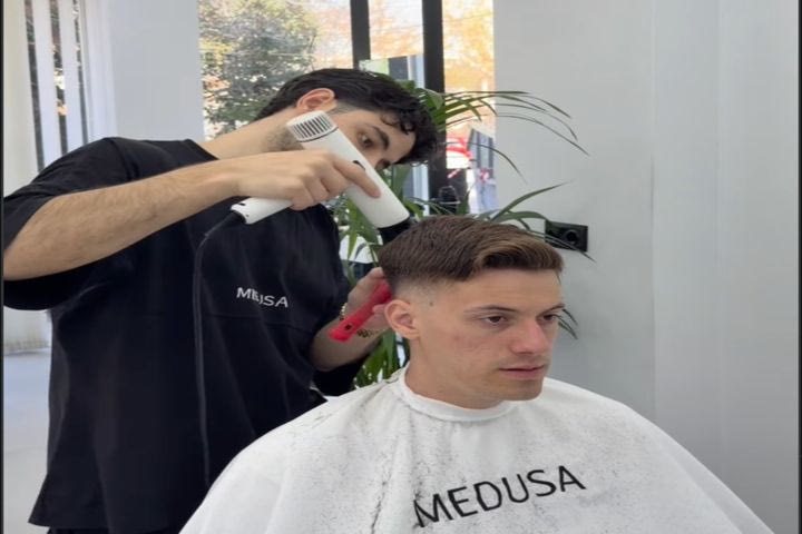 Με νέο look ο Γιάννης Κωνσταντέλιας - Η μεγάλη αλλαγή στα μαλλιά του