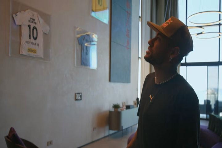 Νεϊμάρ: Το εντυπωσιακό “wall of fame” στο σπίτι του με φανέλες από Μέσι, Ρονάλντο και Πελέ