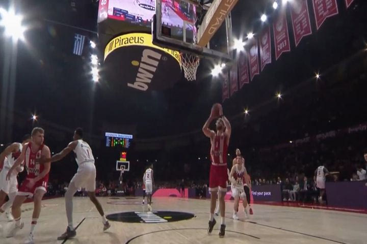 Ολυμπιακός – Μπασκόνια: Μιλουτίνοβ και Γουόκαπ έπαιξαν… βόλεϊ μετά από επαναφορά