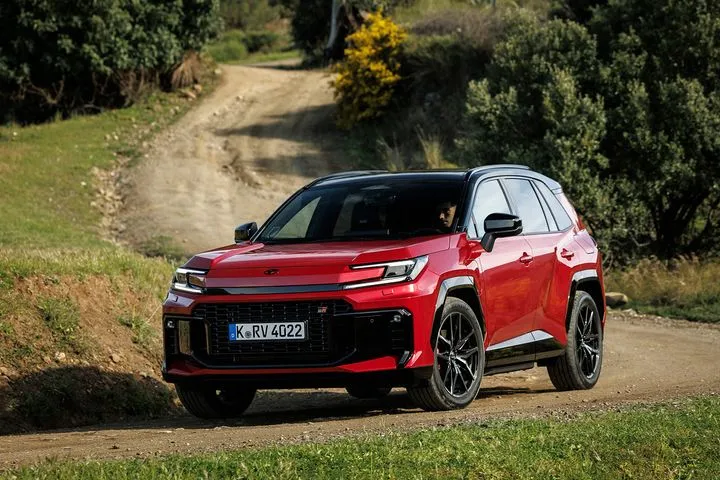 Οδηγήσαμε στην Ισπανία τη νέα γενιά του Toyota RAV4 -Οι αλλαγές και οι εκδόσεις του υβριδικού SUV