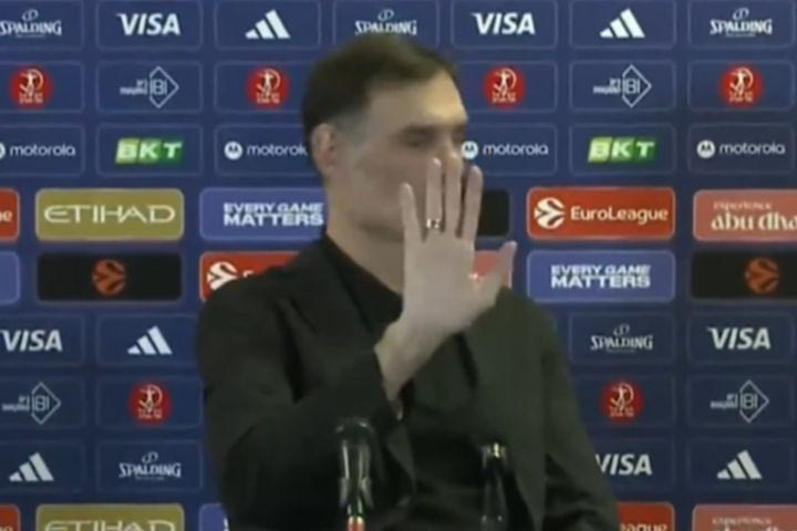 Μπαρτζώκας σε άδεια αίθουσα: “Είμαστε μόνοι μας, είναι όλοι έξω, τέλεια…”