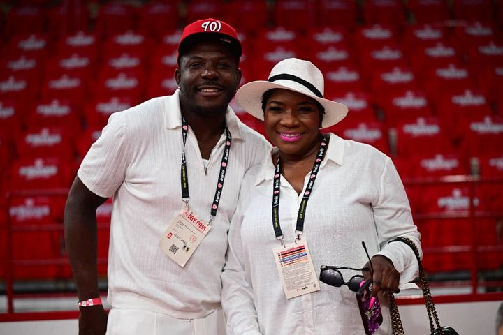 Η πιο όμορφη στιγμή στο ΣΕΦ: Η μητέρα και ο αδερφός του Ταϊρίκ Τζόουνς στο πλευρό του πριν το ματς με τη Μονακό