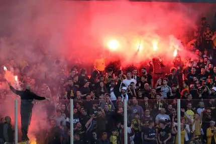 Πανικός στην προπόνηση από επτά χιλιάδες φιλάθλους της ΑΕΚ και συνθήματα για πρωτάθλημα - Δείτε τα VIDEOS