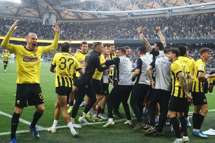 ΑΕΚ: Η έκρηξη χαράς του κόσμου και του πάγκου στα τρία γκολ κόντρα στον ΠΑΟΚ