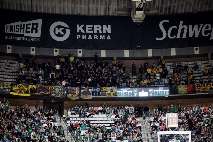 Μπανταλόνα – ΑΕΚ: Πουθενά μόνη της, οι οπαδοί της Ένωσης έδωσαν δυναμικό παρών στο Palau Municipal d’Esports