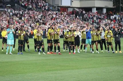 Οι οπαδοί της ΑΕΚ χειροκρότησαν τους παίκτες για την προσπάθειά τους μετά την ήττα από τη Ράγιο Βαγιεκάνο