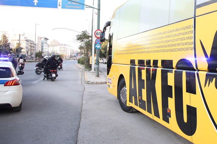 Ολυμπιακός – ΑΕΚ: Οι οπαδοί της Ένωσης συνόδευσαν την αποστολή της ομάδας μέχρι το Φάληρο