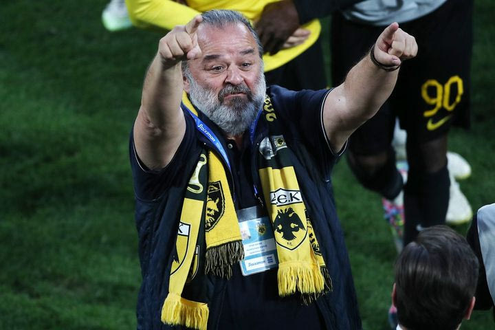 ΑΕΚ – ΠΑΟΚ: Πρώτα αγκαλιά και φιλί στον Νίκολιτς και μετά πανηγυρισμοί έπος από τον Ηλιόπουλο