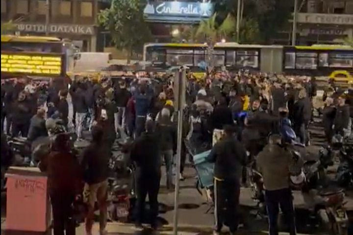 ΑΕΚ: Αποθέωση για τον Μάριο Ηλιόπουλο στη Λεωφόρο Συγγρού, πνίγηκε στις αγκαλιές των εκστασιασμένων φίλων της Ένωσης