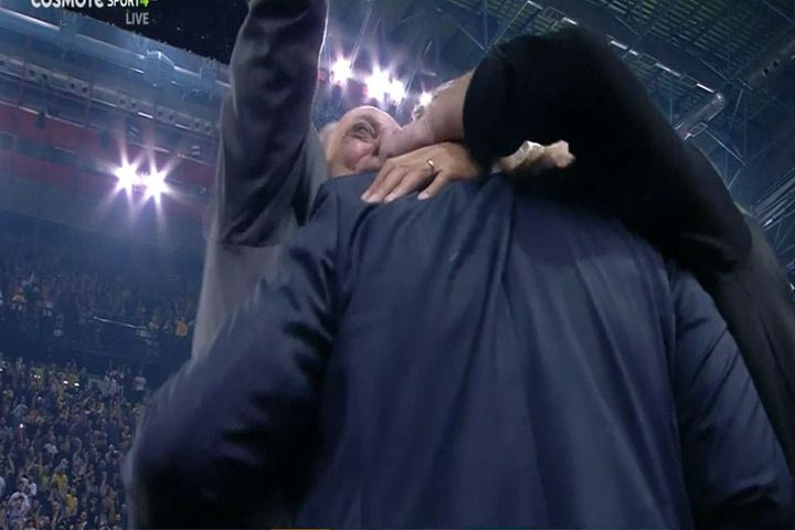 Ο Μάκης Αγγελόπουλος πνίγηκε στις αγκαλιές μετά τη σπουδαία πρόκριση της ΑΕΚ επί της Μπανταλόνα