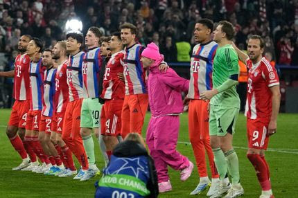 Ο Λέναρτ Καρλ έκλεψε την παράσταση με το εκκεντρικό ροζ outfit του, χωρίς καν να πατήσει χορτάρι