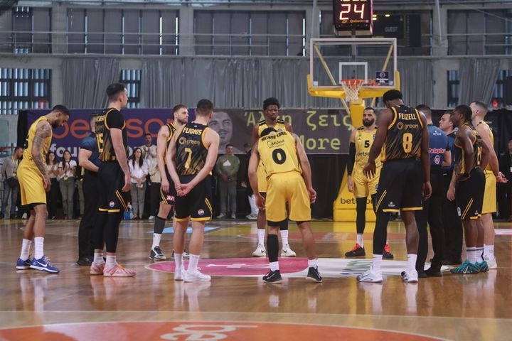 Συγκίνηση στο Αλεξάνδρειο: Καθολικό χειροκρότημα και ενός λεπτού σιγή για τη Μαρινέλλα και το Βασίλη Γκούμα