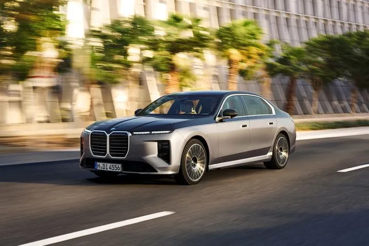 Με τη νέα Σειρά 7 η BMW ξαναγράφει το manual των premium sedan με κορυφαία τεχνολογία