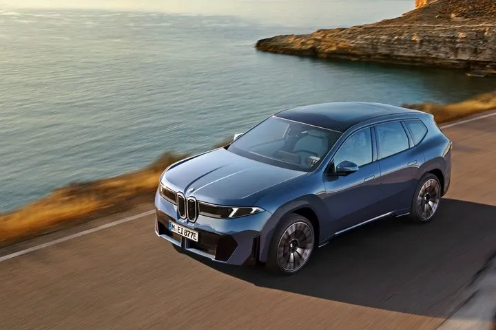 Η νέα BMW iX3 με πισωκίνητη βασική έκδοση 320 ίππων στις 63.000 ευρώ- Το καλοκαίρι στην Ελλάδα