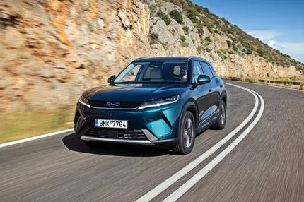 Πρώτη επαφή με το νέο PHEV BYD Atto 2 που θα ταράξει τα νερά της κατηγορίας των B-SUV με την τιμή και την αξία του