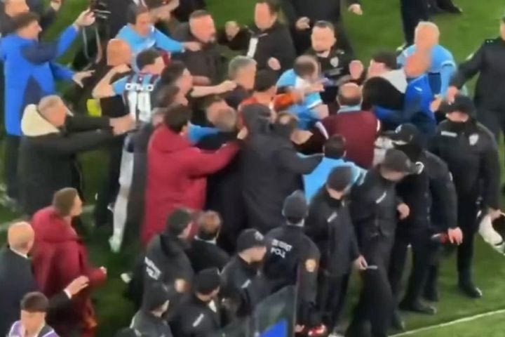 Τράμπζονσπορ – Γαλατασαράι: Χάος μετά τη λήξη του ματς, συμπλοκή των ποδοσφαιριστών και αποβολή του Μπαρντακσί
