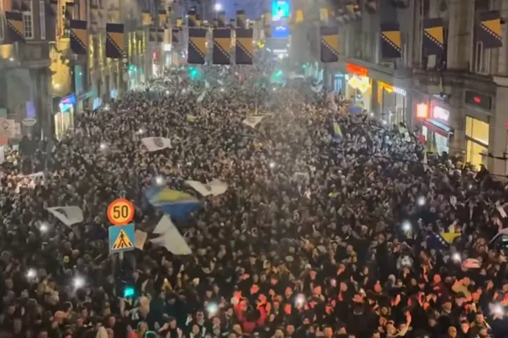 Μουντιάλ 2026: Κάηκε το Σαράγεβο για την πρόκριση της Βοσνίας, χιλιάδες κόσμου κατέκλεισαν την πρωτεύουσα και άναψαν καπνογόνα