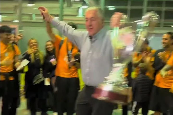 Τα... έσπασε ο Μπούσης στο αεροδρόμιο: Χόρεψε μαζί με τον πατέρα του ζεϊμπέκικο του Καρρά, κρατώντας το κύπελλο