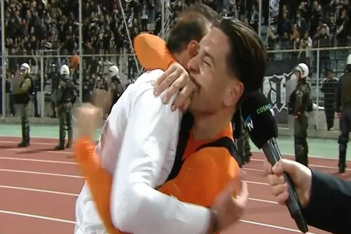 Παίκτες του ΟΦΗ διέκοψαν τη flash interview του Κόντη, τον αποθέωσαν και τον σήκωσαν αγκαλιά